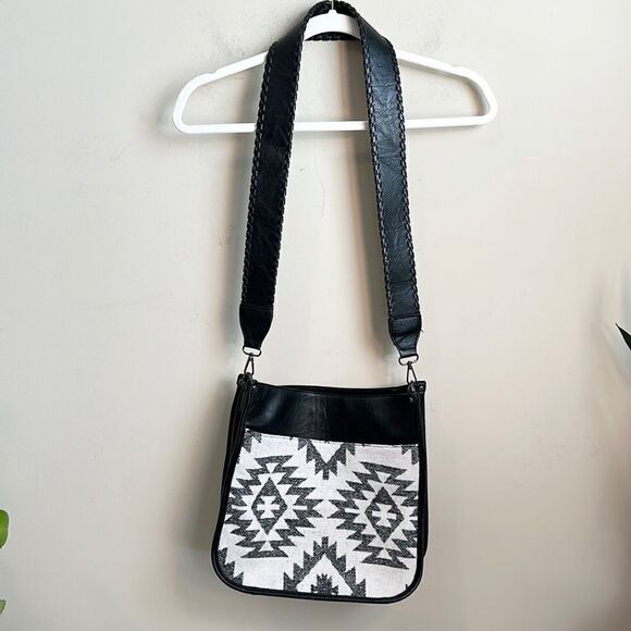 Jen & Co. Bag: Chloe Crossbody - Picture 2 of 8